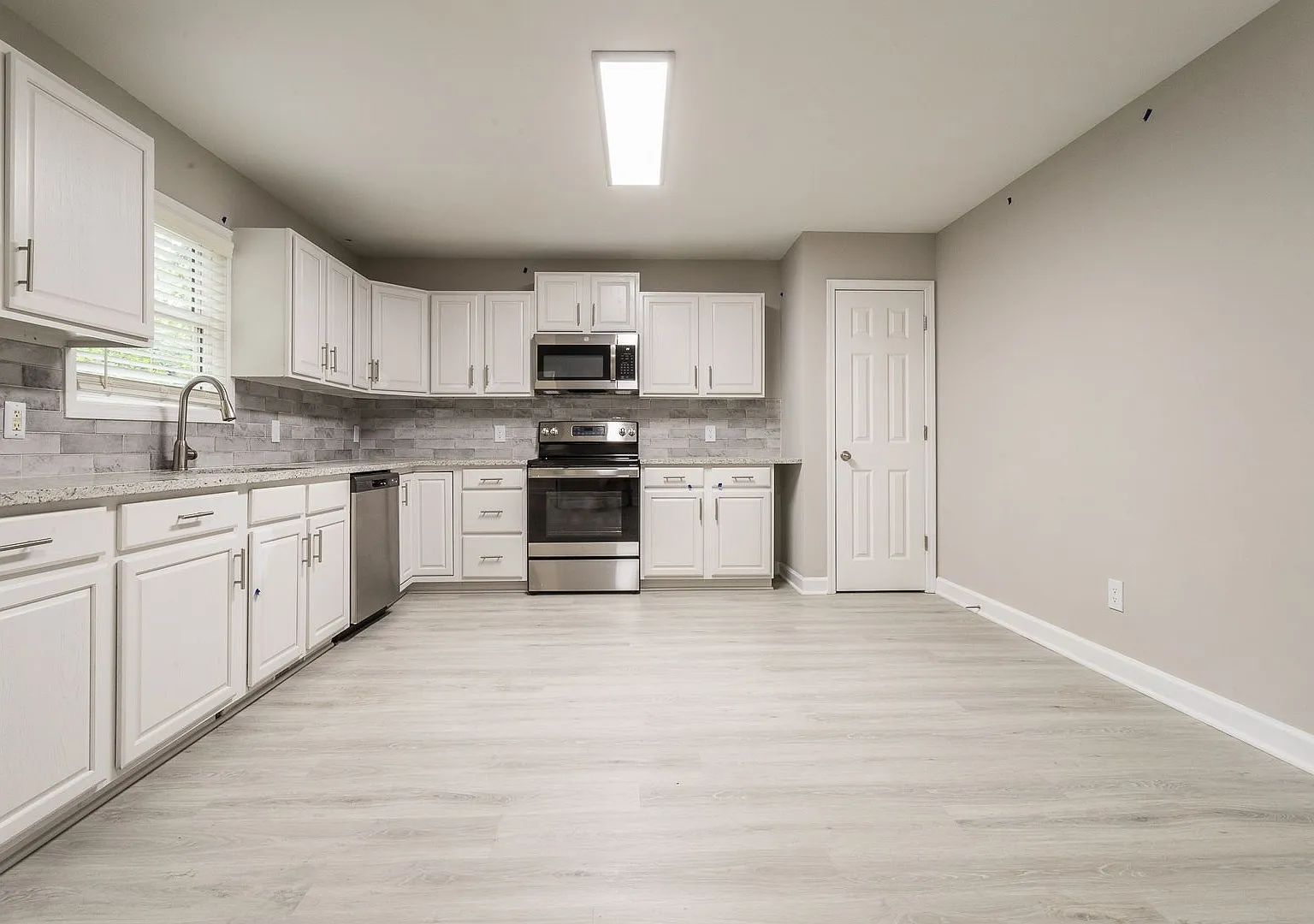 Modern 4 Bedroom 4 Bath Townhome — Photo 2