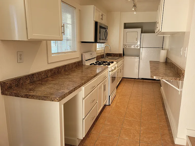 2865 Lakeview Dr #B — Photo 6