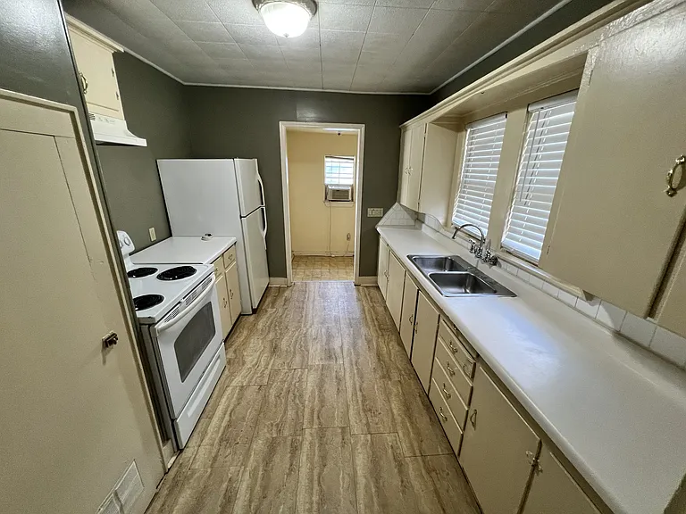 827 E Main St #B — Photo 2