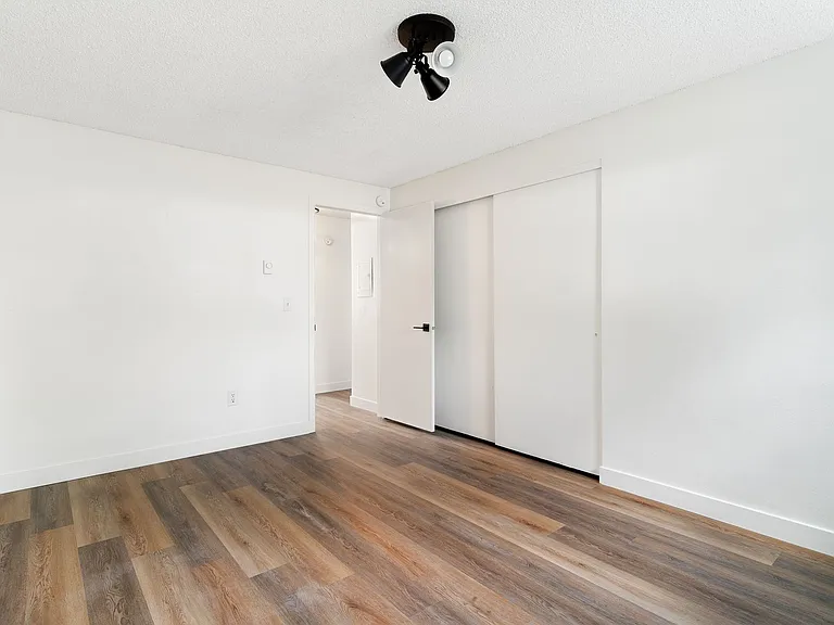1036 E Desmet Ave — Photo 9
