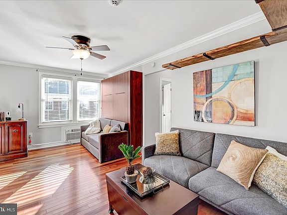 3rd image of 922 S Washington St APT 302