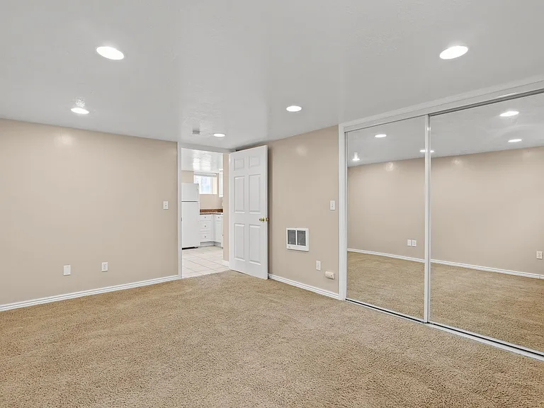 137 E 600 N — Photo 17