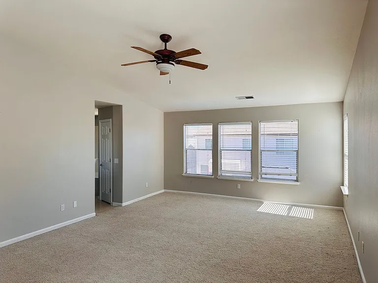 2403 Clemente Ln — Photo 37