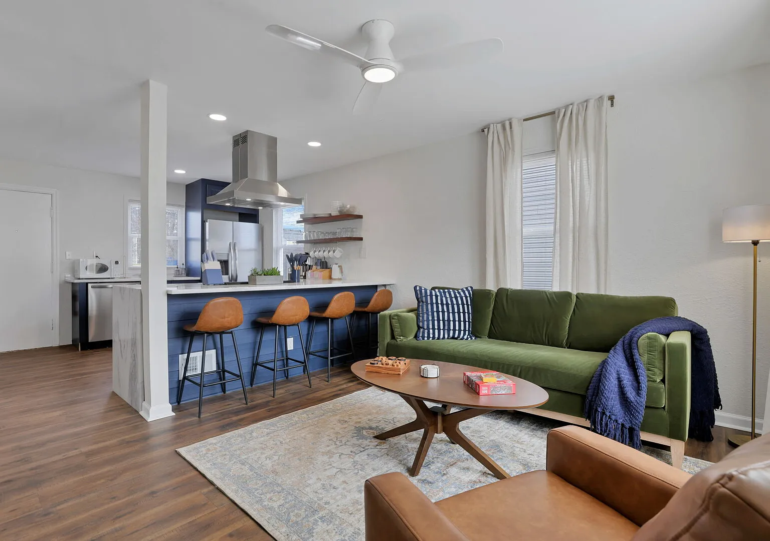 Convenient Newly Renovated 2Bd, 1.5 Ba Dog Friendly, In Unit Laundry — Photo 1