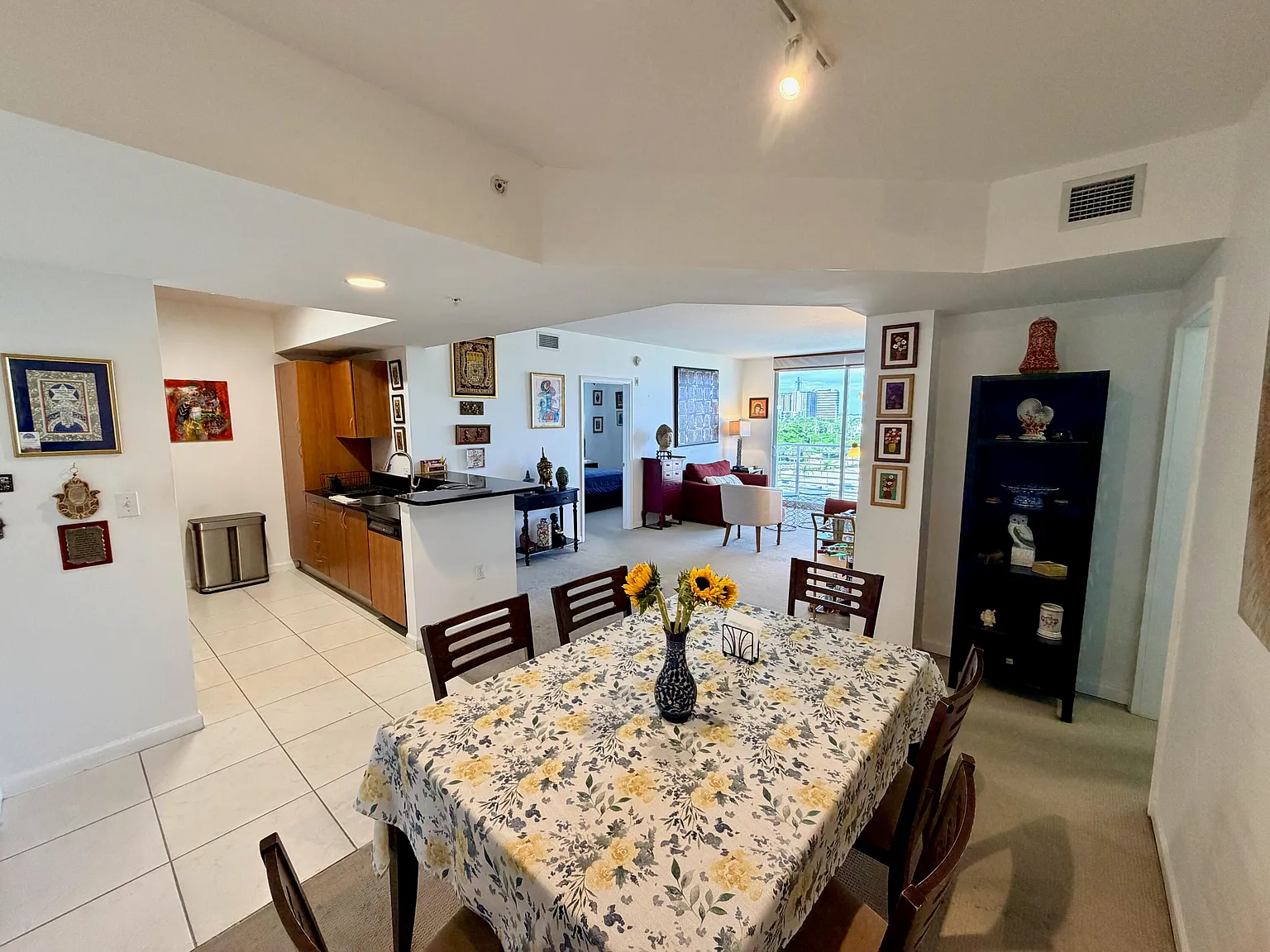 2 bed, 2.0 bath, 1081 sqft, $2,600 — Photo 2
