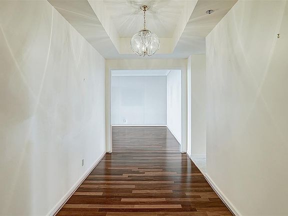 5th image of 121 N Post Oak Ln APT 1402
