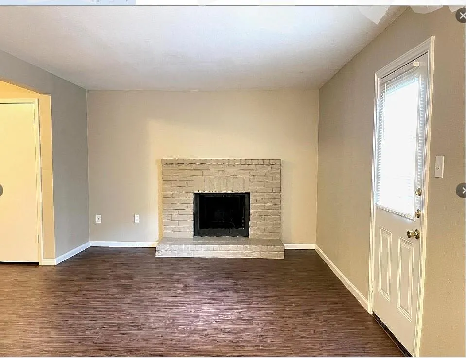 2 bed, 1.5 bath, 1221 sqft, $1,095 — Photo 2