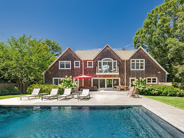 Runnymeade Dr — Photo 1