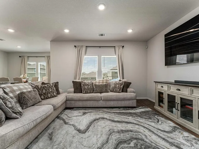 3127 Keuka Park Dr — Photo 2