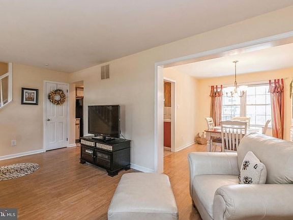 5th image of 61 Woodstream Dr