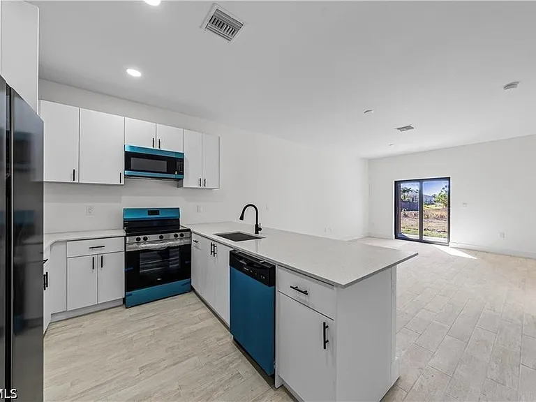 2220 Kenneth Ave S — Photo 3