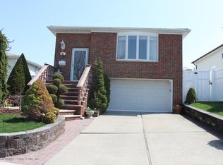 30 Bovanizer St, Staten Island, NY 10312