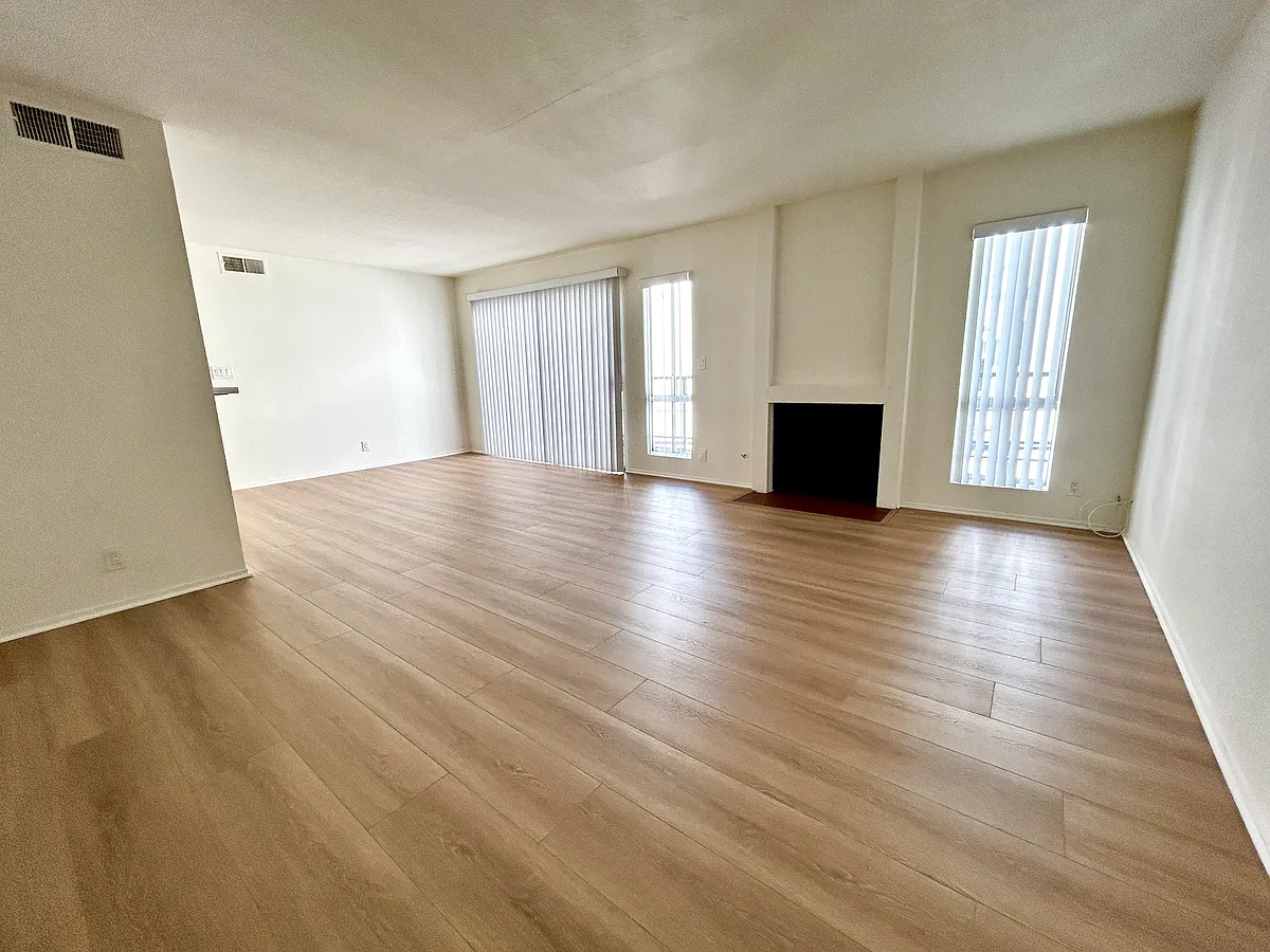 Building Photo - 4319 Whitsett Ave #8