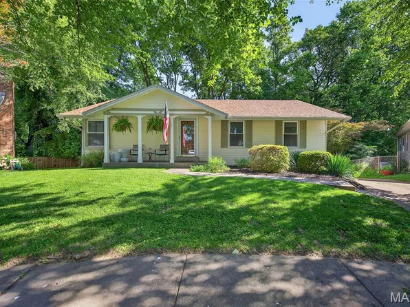 2470 Country Run Ct, Maryland Heights, MO 63043