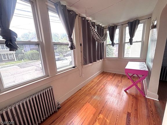 5th image of 37 Beach St