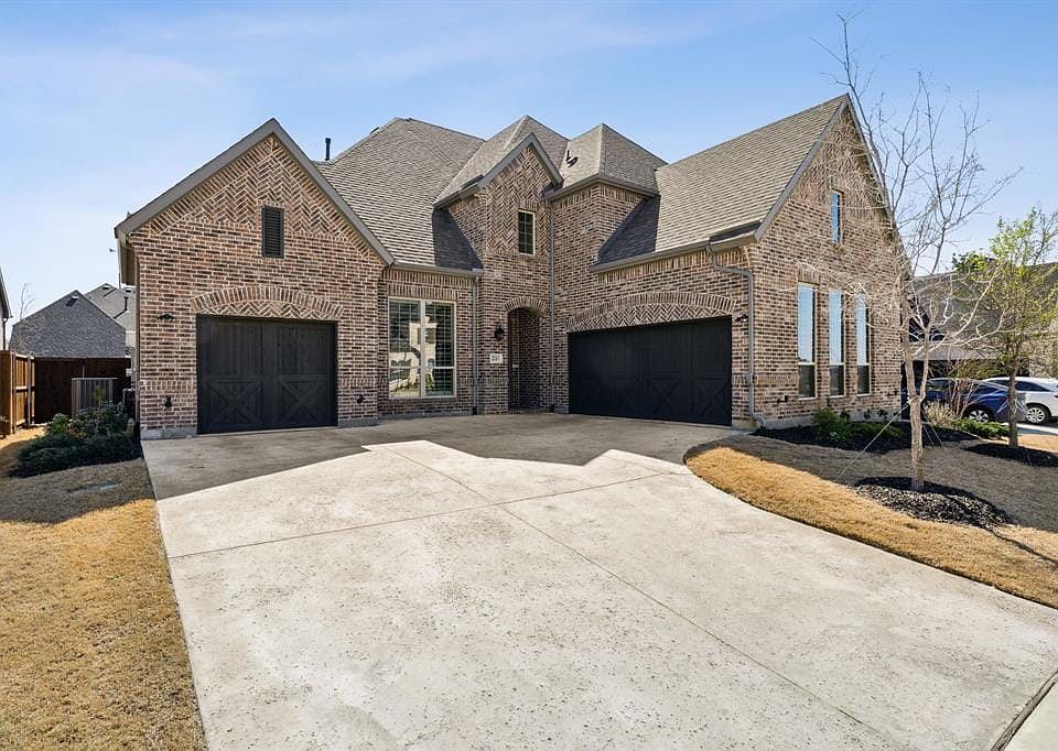 1st image of 2211 Sandalwood Dr