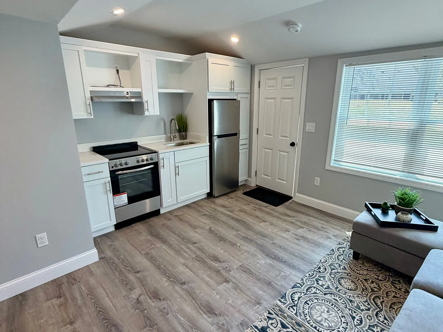 Studio, 300 sqft, $1,600 — Photo 3