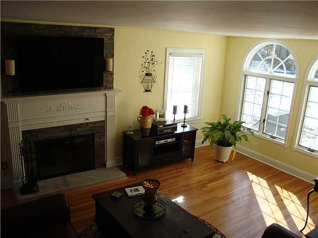 1st image of 9 Barr Ave