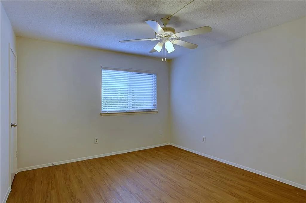 2 bed, 869 sqft, $1,195 — Photo 4