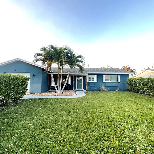 1023 SW 25th Pl Photo 1