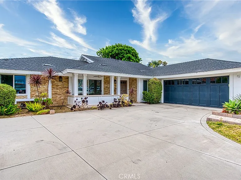 1800 Irvine Ave — Photo 1