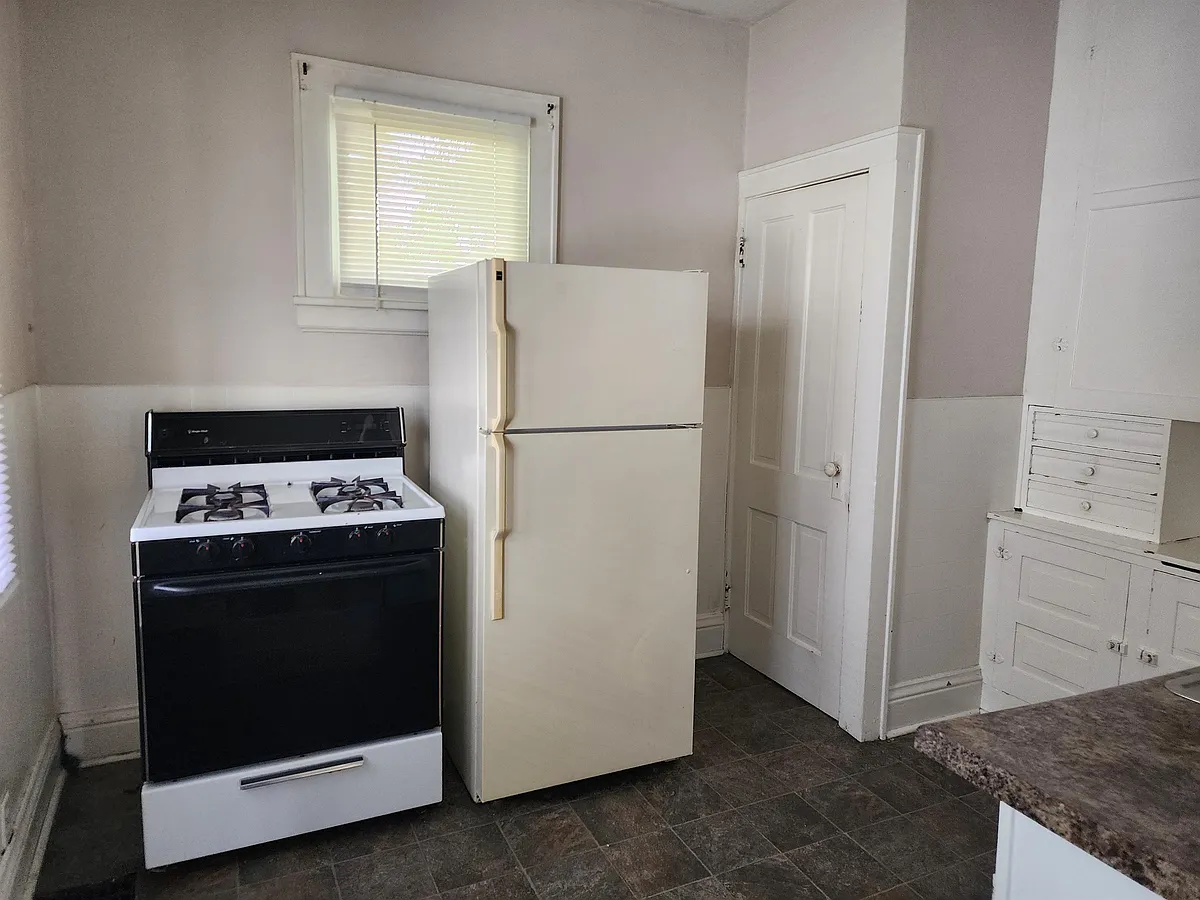 Building Photo - 1750 S Twyckenham Dr