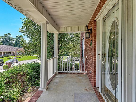 5th image of 449 Meadowlake Cir