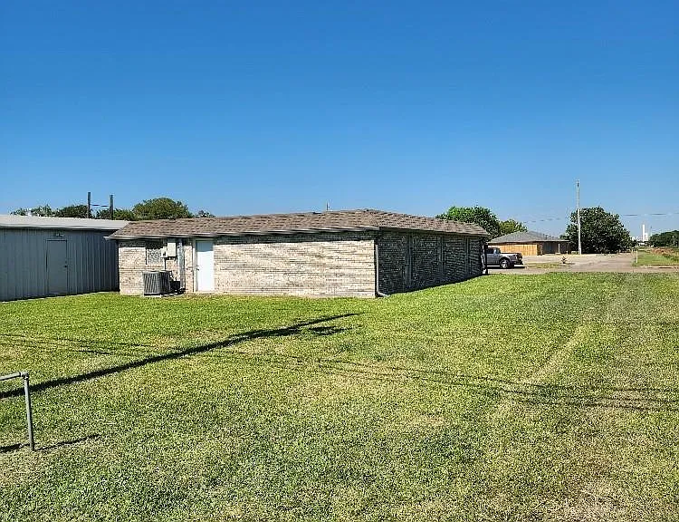 1301 N Avenue H — Photo 30
