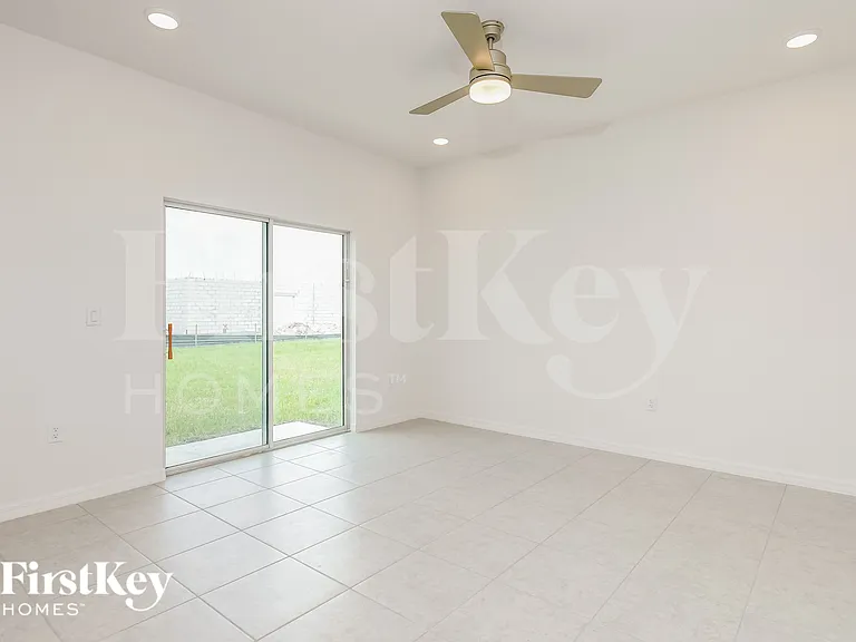 1585 Isleta Loop — Photo 3