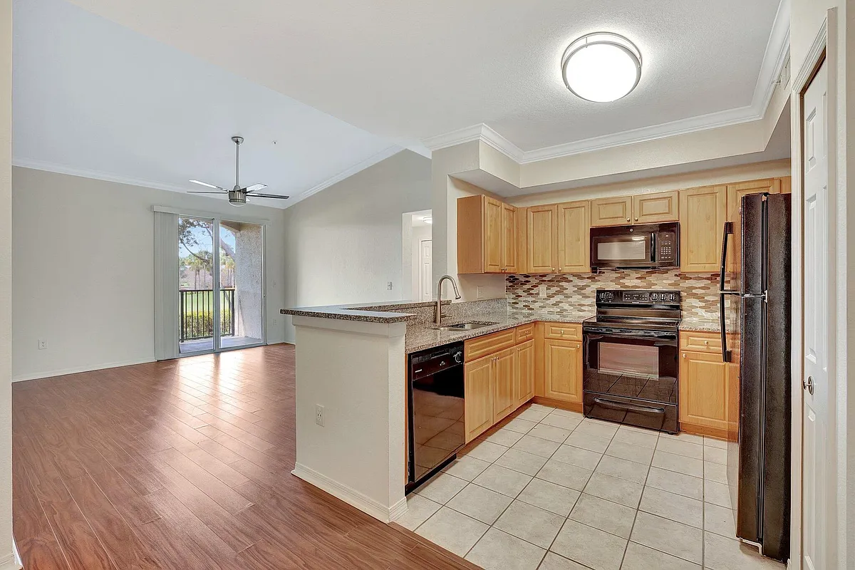 Building Photo - 15085 Michelangelo Blvd #208