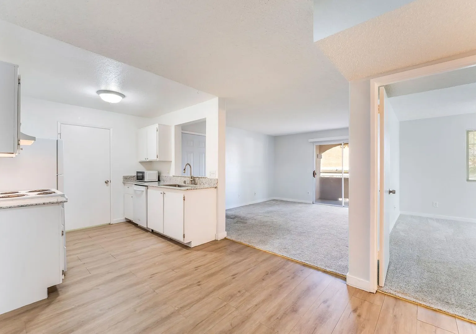 Upgraded Condo With Modern Touches & Prime Location! — Photo 1