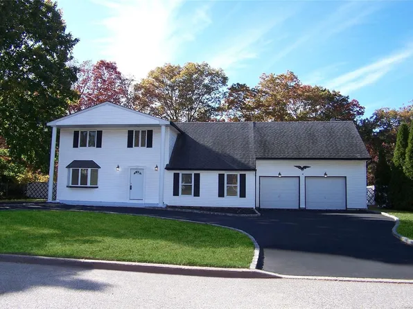 14 Wakefield Avenue, Coram, NY 11727