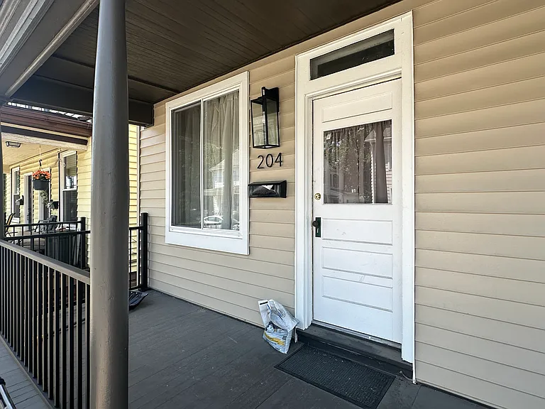 204 W Carpenter Ave — Photo 2