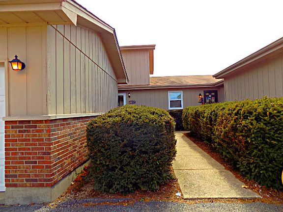 3rd image of 1128 E Arnold St