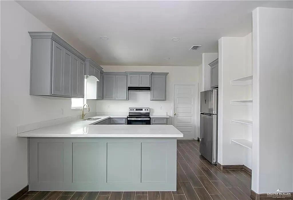 3 bed, 2.0 bath, 2200 sqft, $1,350 — Photo 3
