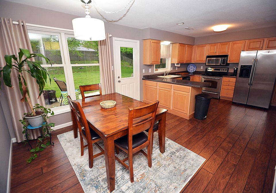 Open dining area / kitchen