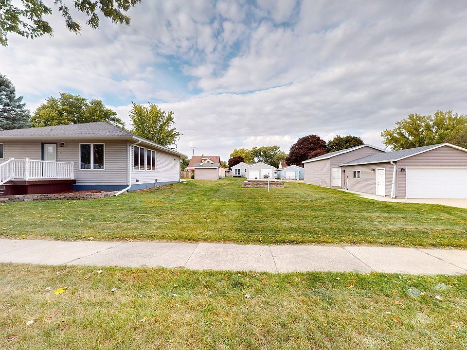 1st image of 818 9th St SE