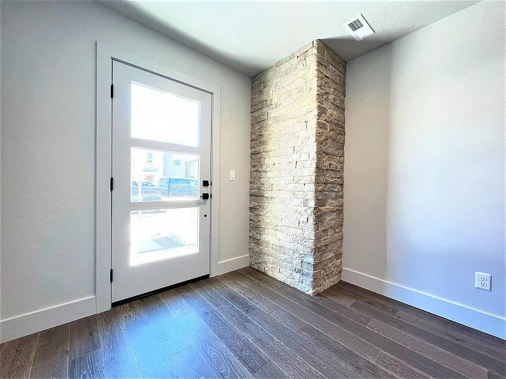 3 bed, 3.5 bath, 2288 sqft, $3,100 — Photo 3