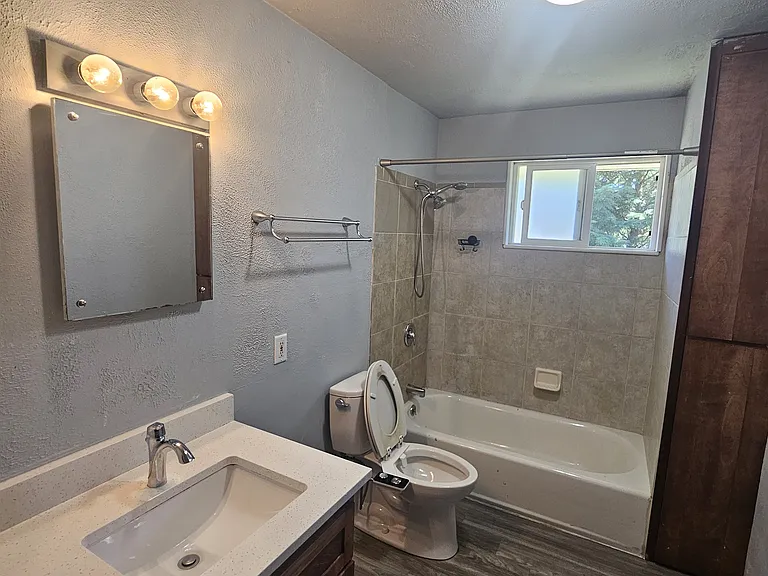 Main bathroom with shower and tub