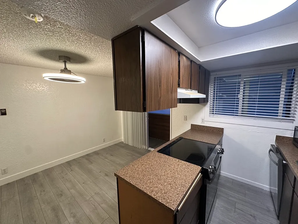 120 Stanford Dr — Photo 2