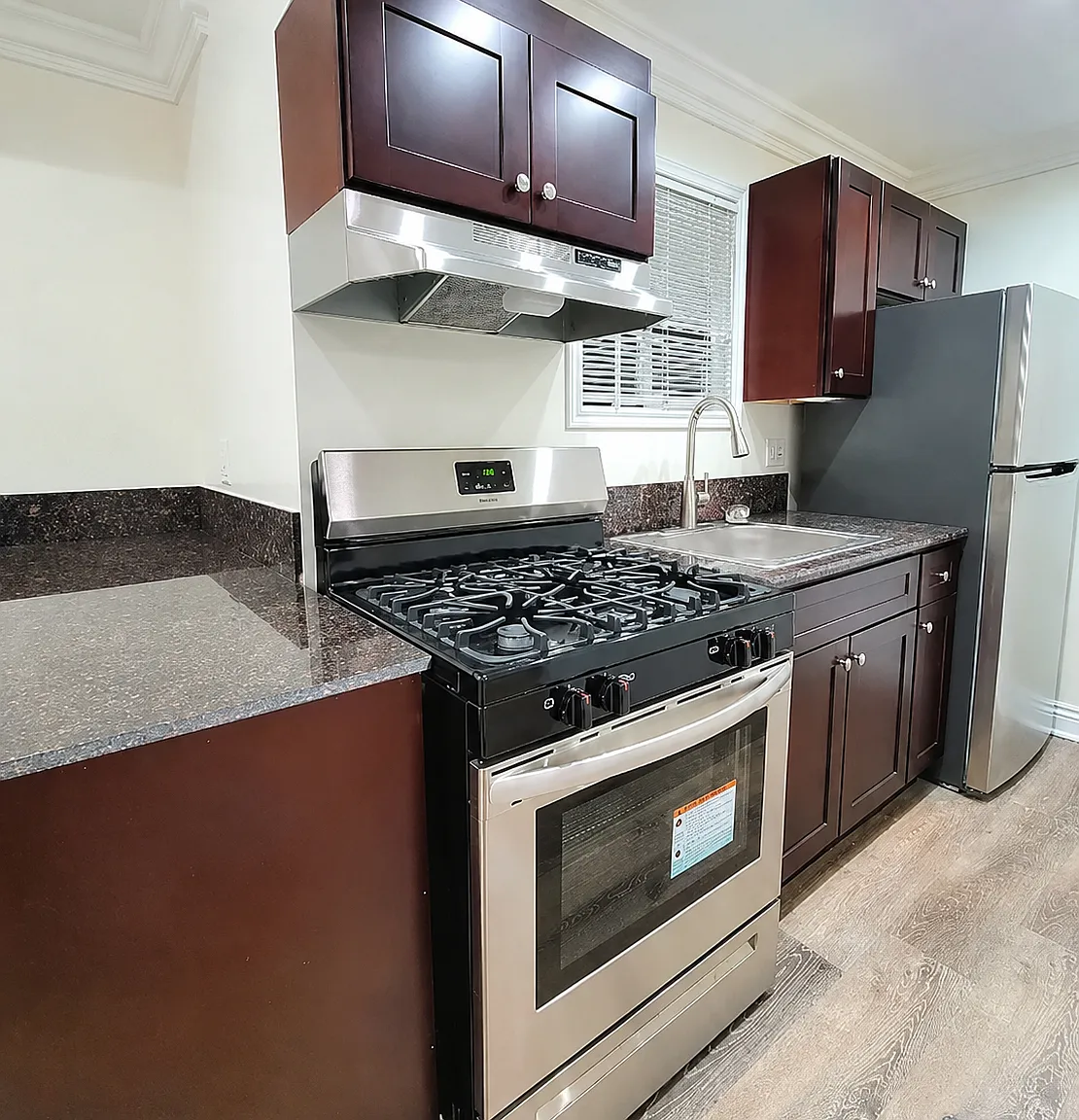 2 bed, 1000 sqft, $2,300 — Photo 3