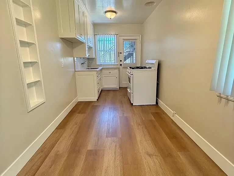 820 E San Antonio Dr — Photo 3