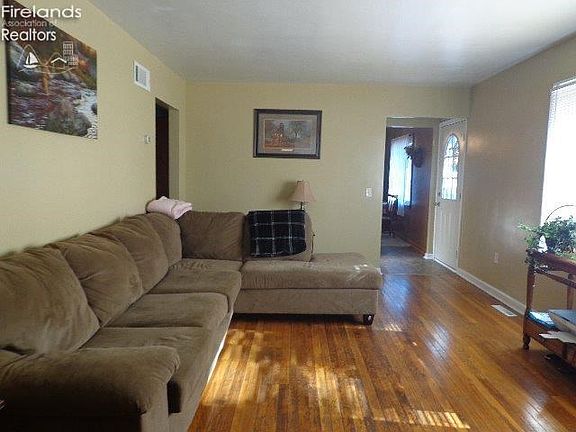 5th image of 325 Jackson St