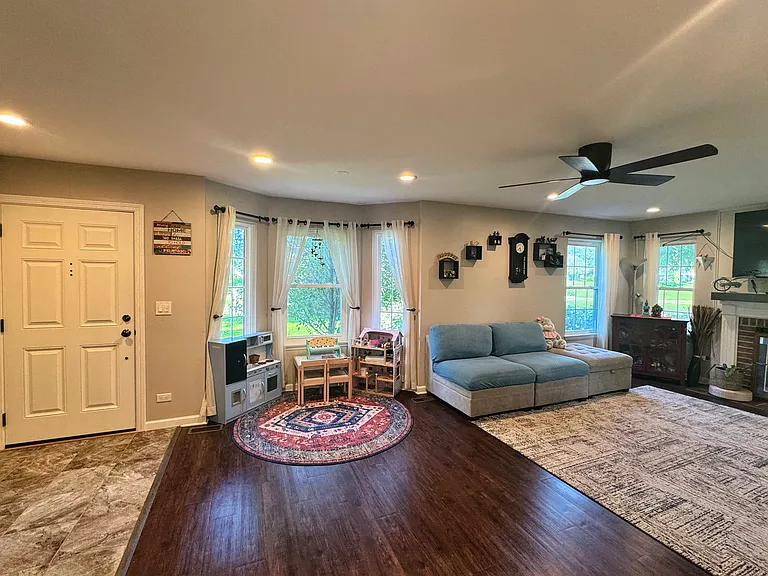 115 E Fabish Dr — Photo 3