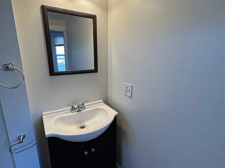 111 Mortimer St #1 — Photo 12