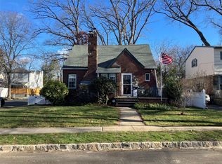 102 Stevenson St, Lynbrook, NY 11563