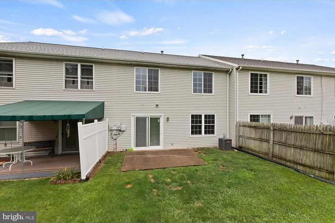 3 bed, 858 sqft, $2,200 — Photo 4