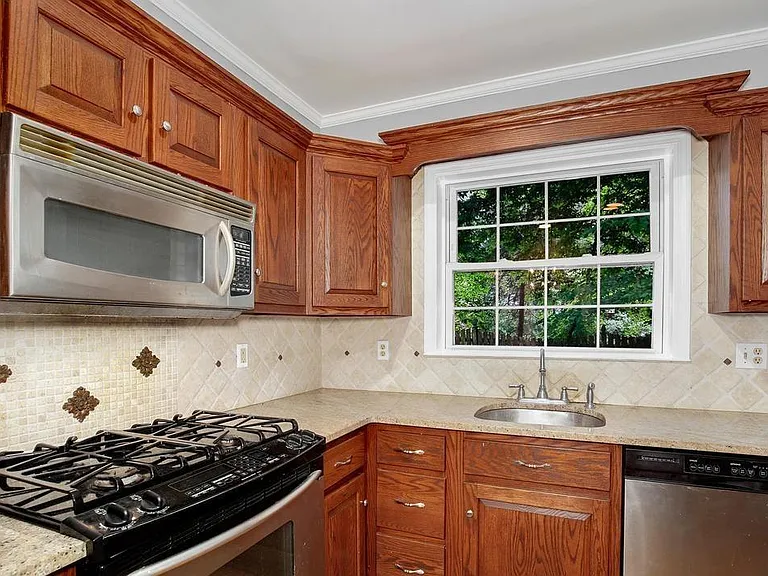 5806 Kenmore Rd — Photo 10