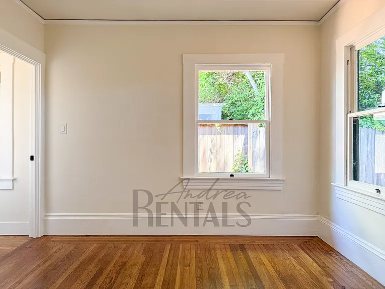 1329 Oxford St — Photo 16