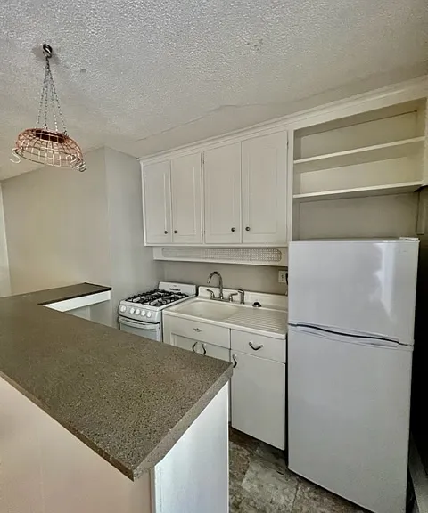 Corona Manor Apartments — Photo 15